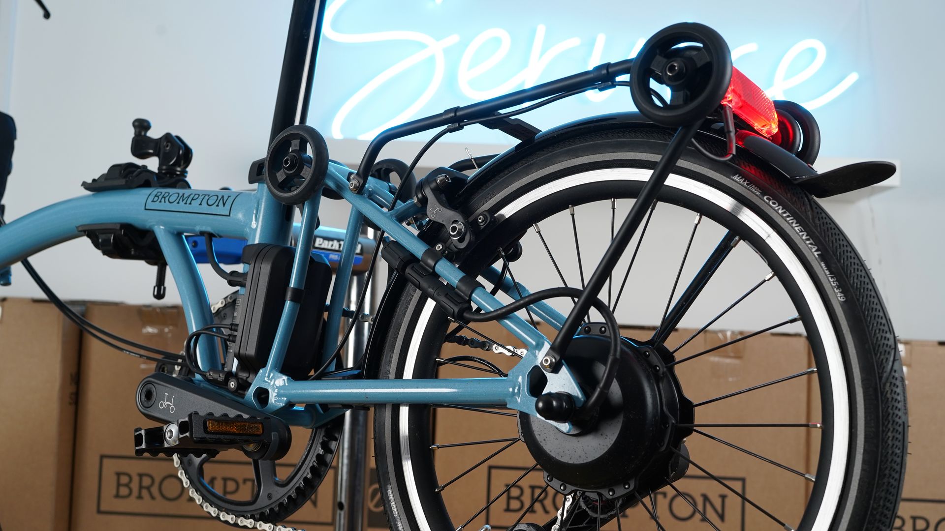 Brompton cable clips holding e-Motiq rear light cable onto advance roller rack
