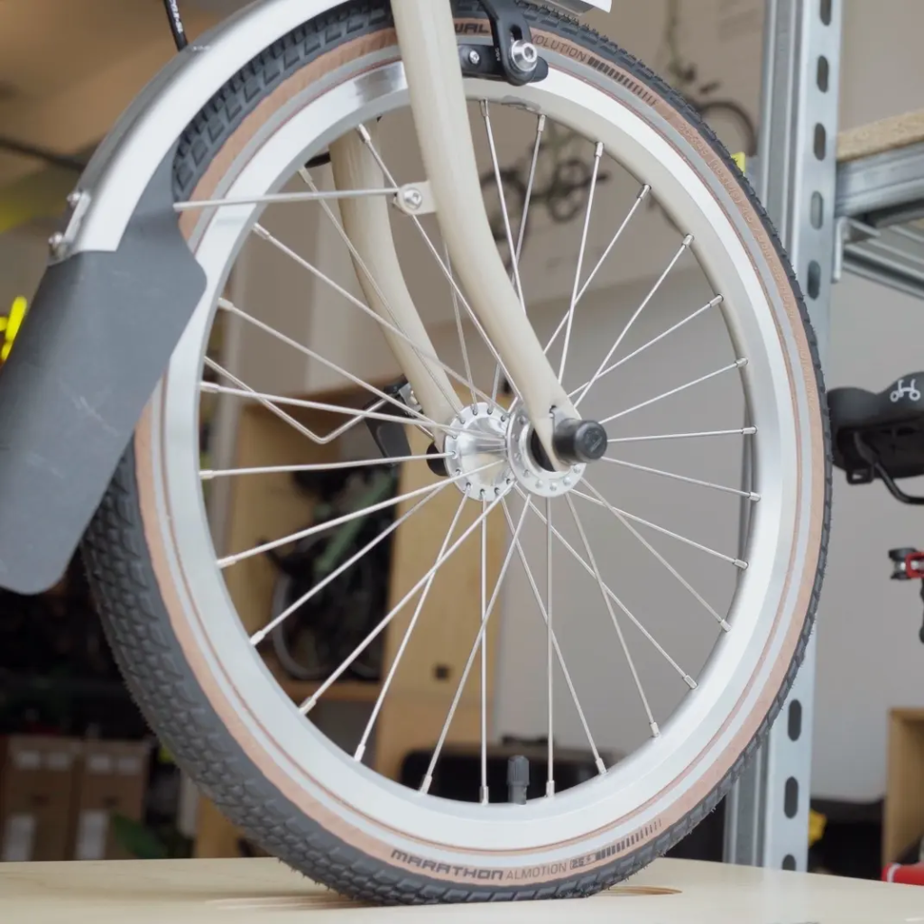 [QTYRM-AM-NW] Brompton Schwalbe Almotion - 16 inch naked wall tyre